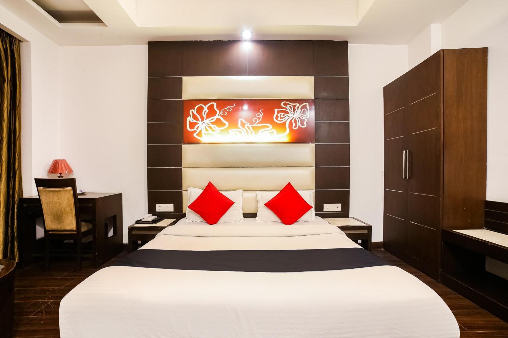 Hotel Livasa Inn Near Blk Hospital Делхи Стая снимка